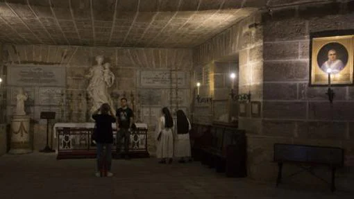 La cripta acoge la estatua de mármol de la Virgen del Rosario.