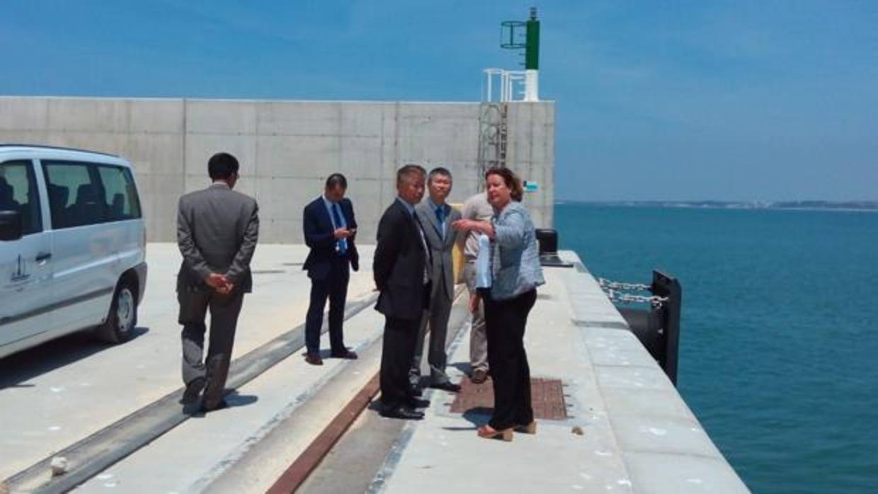 La directora comercial de la APBC, Kate Bonner, explica la terminal a la delegación china