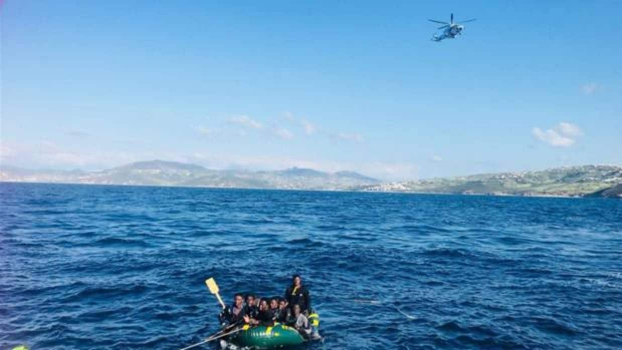 Rescatadas 18 personas que viajaban en dos pateras en aguas del Estrecho