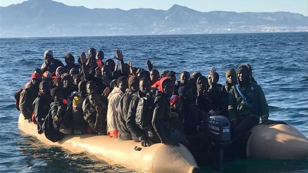 Trasladan a Tarifa a 40 personas, entre ellas algunos menores, tras rescatarlas de una neumática