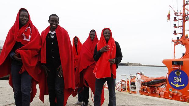 Más de 1.700 inmigrantes y 121 pateras han sido rescatadas en el Estrecho en lo que va de año