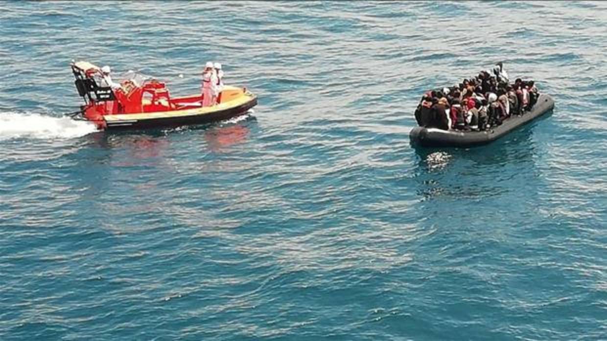 Rescatan a unas 120 personas que navegaban en cinco pateras en aguas del Estrecho