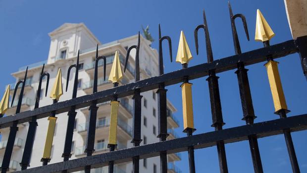 La verja del muelle de Cádiz, como nueva