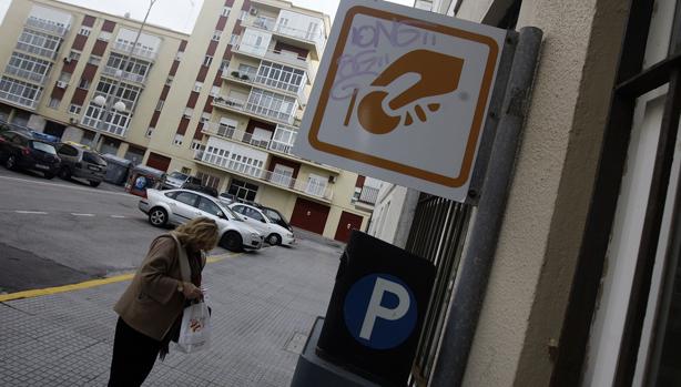 Ayuntamiento y vecinos pactan ampliar las plazas de aparcamiento en zona naranja en Cádiz