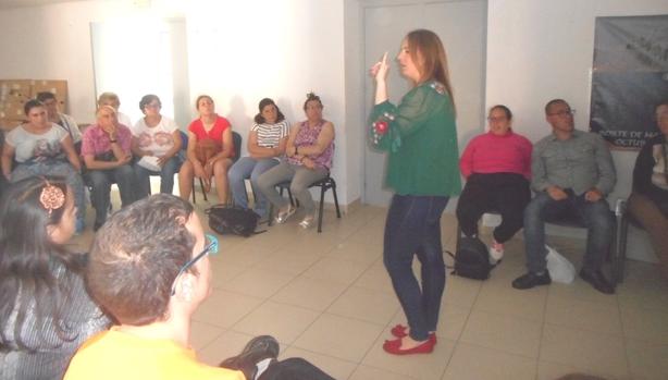 Usuarios de Afanas Cádiz participan en un taller de prensa y televisión