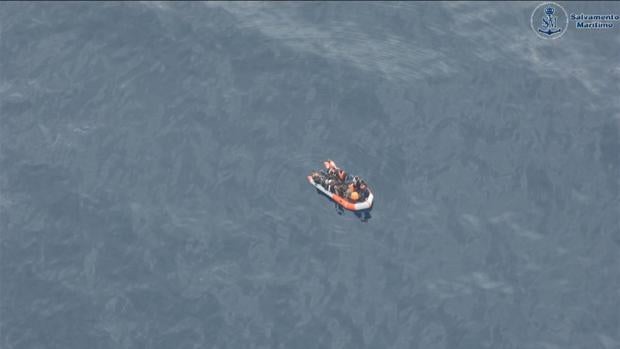 Otros treinta y tres inmigrantes rescatados en cuatro pateras en el Estrecho