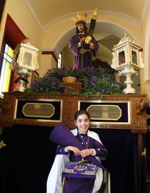 Paula sale de penitencia con el Nazareno y la Hermandad del Santo Entierro de Aguadulce