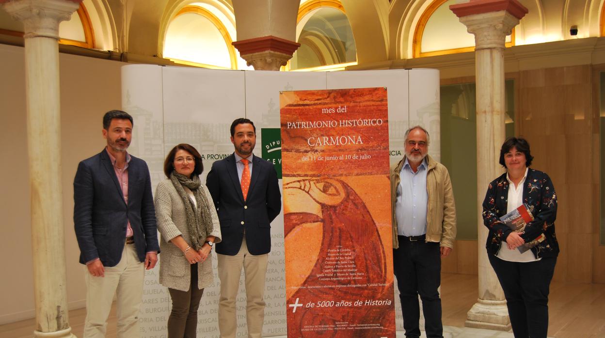 Responsables del Ayuntamiento, la Diputación y el sector turístico de Carmona en la presentación de las rutas