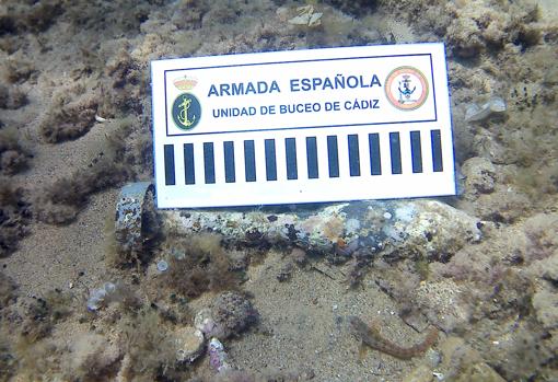 La Unidad de Buceo de la Armada en Cádiz desactiva una granada en Melilla