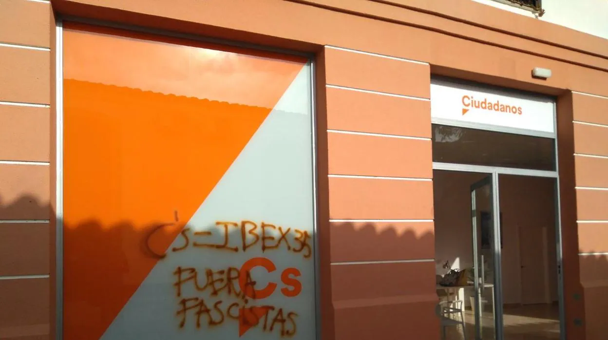 La sede de Ciudadanos en Cádiz aparece con pintadas amenazantes