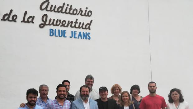 El auditorio de Juventud de Carmona ya luce el nombre del escritor Blue Jeans