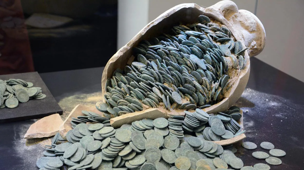 La mitad del tesoro de Tomares será para los operarios que descubrieron las monedas y ánforas romanas