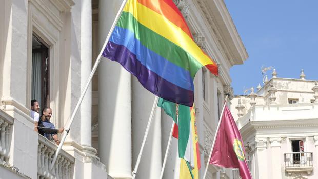 Izado de la bandera Arco Iris en el Consistorio