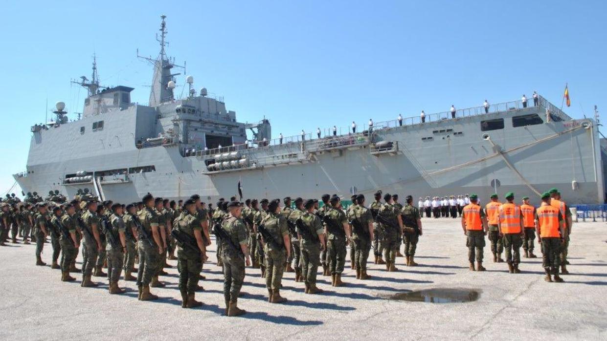 El 'Galicia' hizo escala en el puerto de Valencia para realizar una colaboración con el Ejército de Tierra.