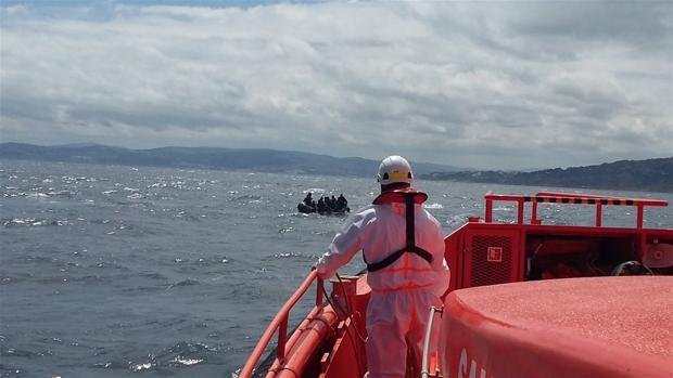 Recuperado el cuerpo sin vida de un inmigrante entre las ocho pateras rescatadas en el Estrecho