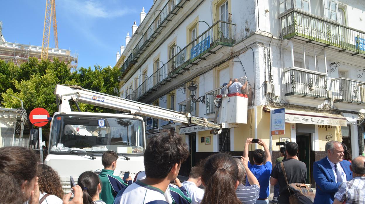 El Ayuntamiento retira las placas franquistas