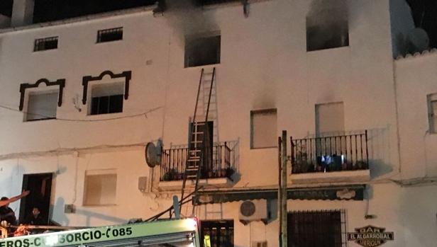 Rescatado un matrimonio que quedó atrapado tras el incendio de su vivienda en Ubrique