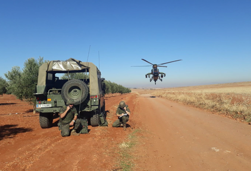 El equipo JTAC durante un ejercicio con un helicóptero ‘Tigre’.