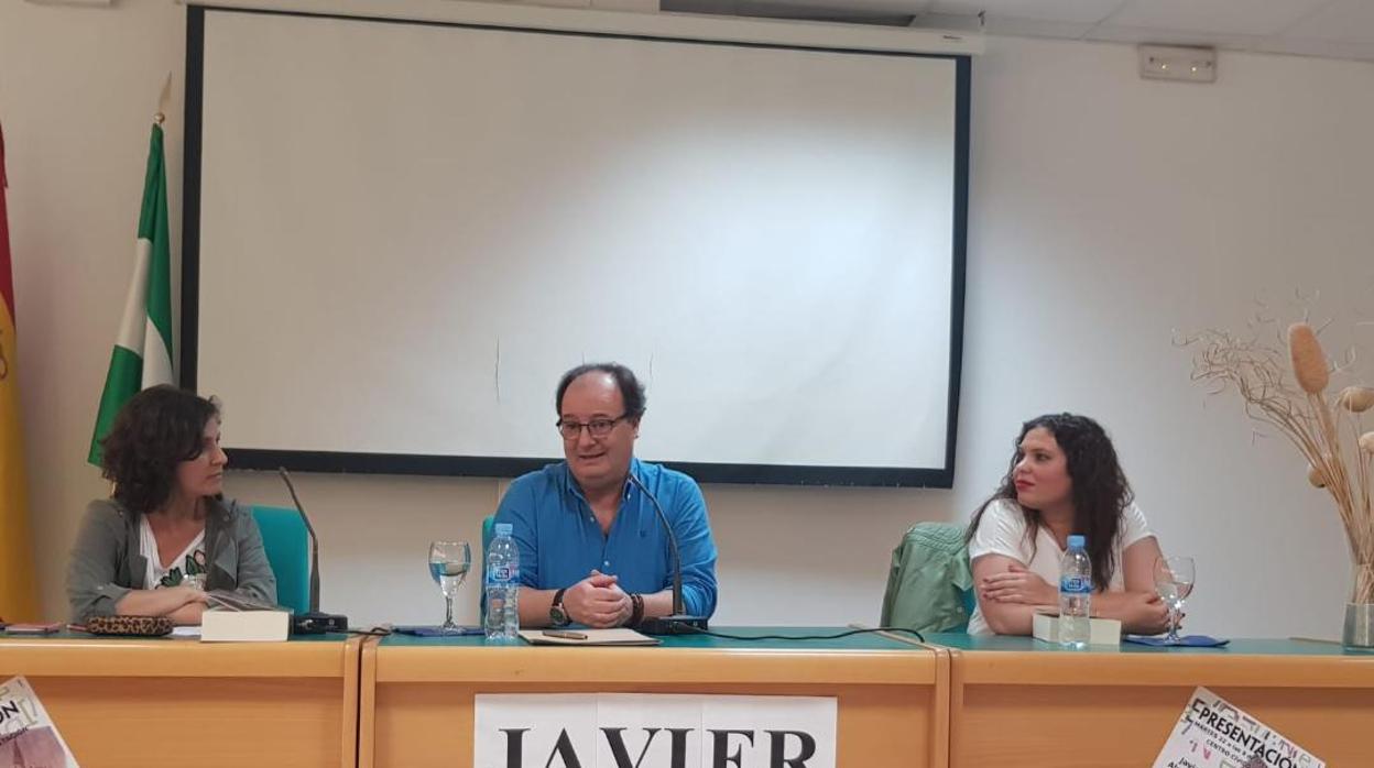 Javier Almenara Caballero, durante su presentanción en Guillena, junto a Loli Rodríguez y Ana Isabel Montero