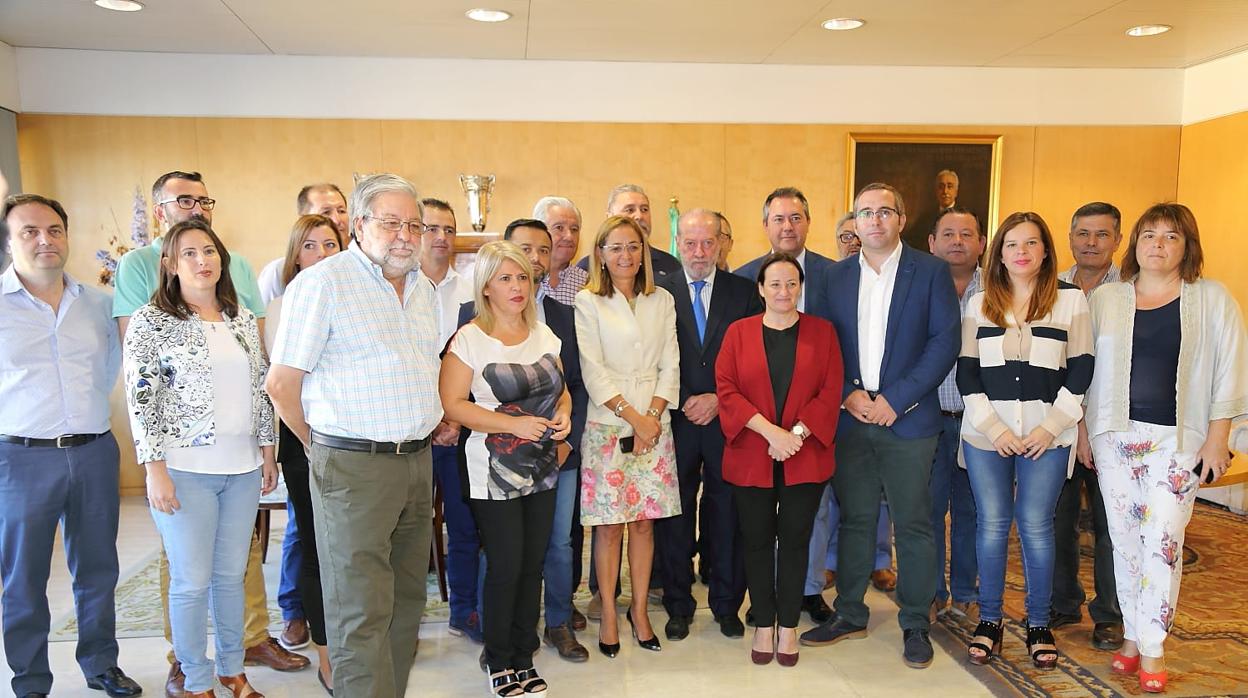 Políticos que pidieron en septiembre de 2016 en la Diputación de Sevilla que se levantara de forma «inmediata y definitiva» el peaje de la AP-4, entre ellos Villalobos, Toscano y Espadas