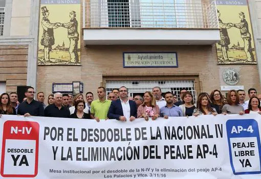 Concentración en noviembre de 2016 reclamando en Los Palacios que se liberara del peaje de la AP-4, con Verónica Pérez, secretaria general del PSOE, al frente de la manifestación