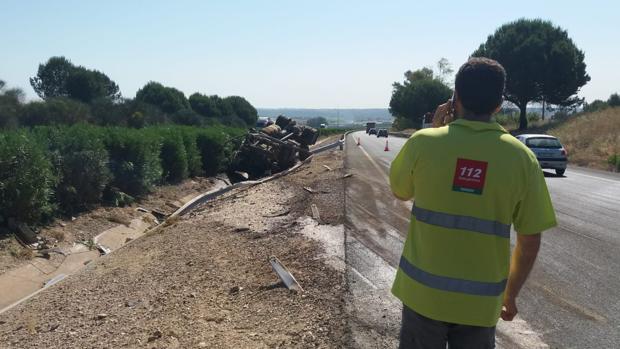 Un camión que transportaba sulfato de hierro vuelca en la A-49 a su paso por Huévar, en Sevilla