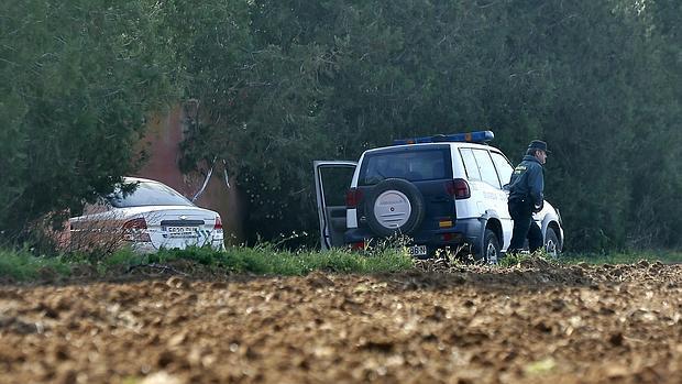 Agente de la Guardia Civil custodiando la entrada de la casa de la víctima en 2015