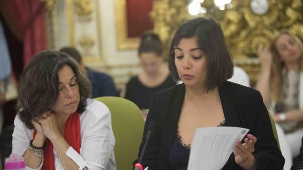 Las diputadas Maribel Peinado y María Dolores Varo, en el Pleno.