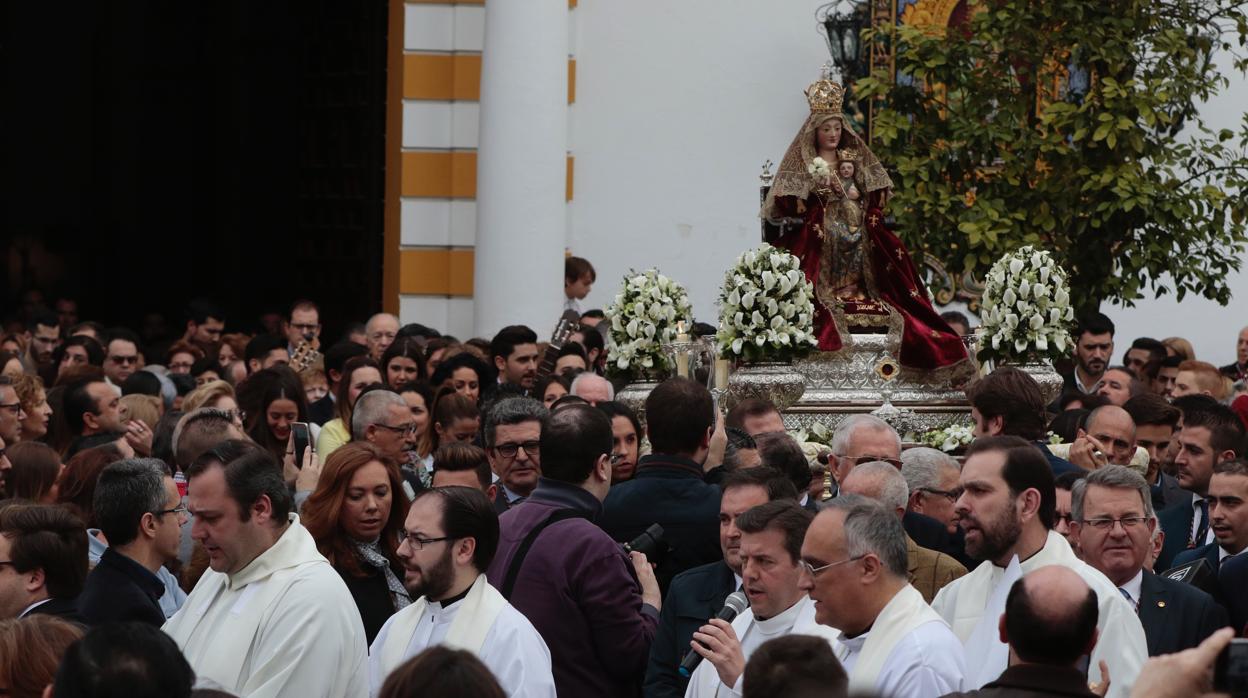 Esta sábado, la Virgen de Valme procesiona con motivo del 45 aniversario de su coronación