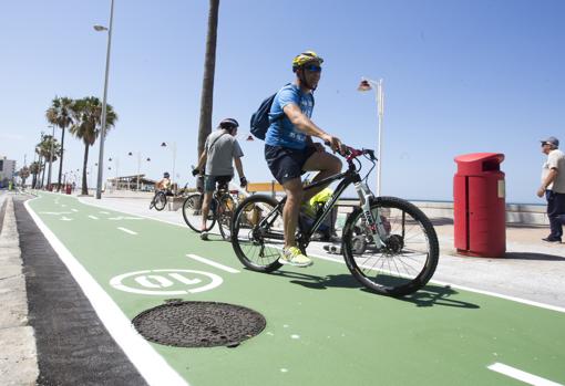 Dos ciclistas utilizan el carril bici estrenado en el PAseo Marítimo de Cádiz