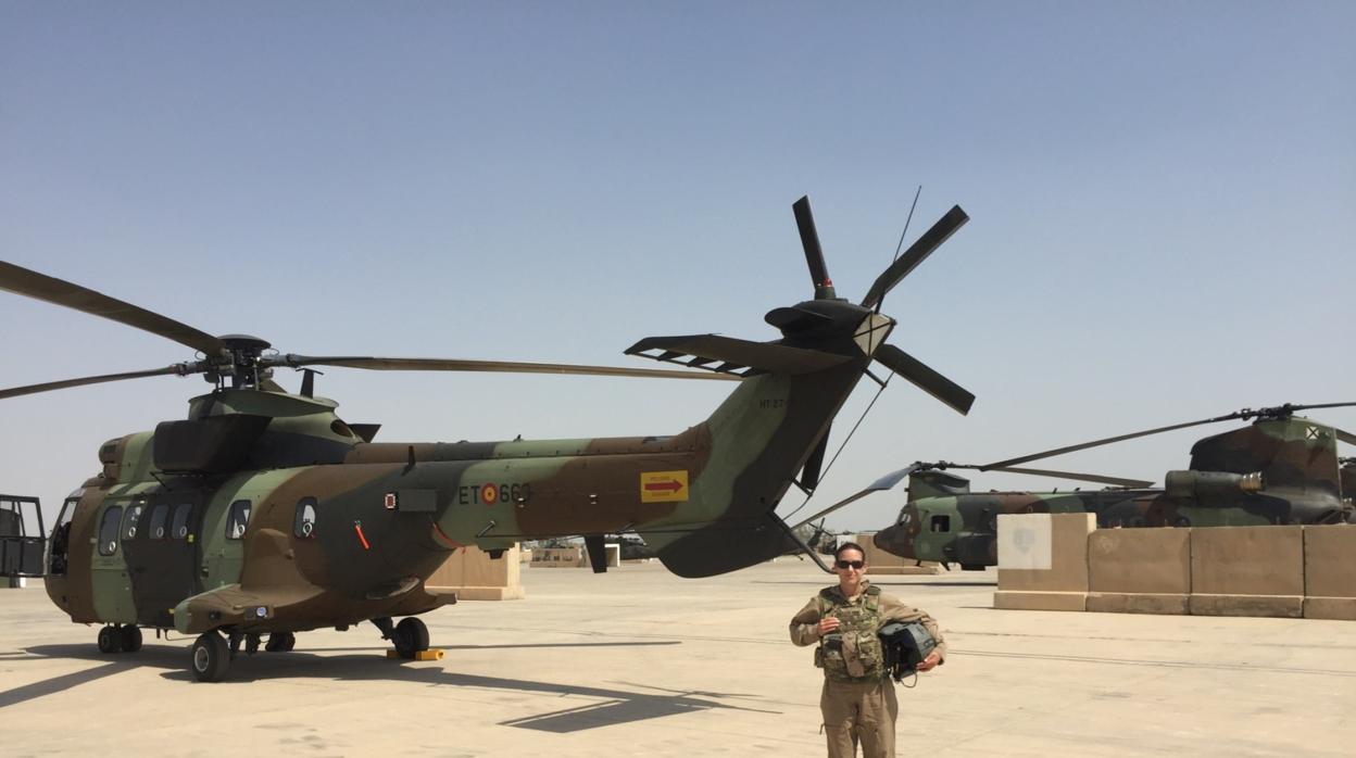 La comandante gallego junto a los helicópteros del Ejército desplegados en Irak.