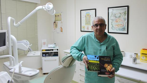 Julián Granado: el dentista novelista que Morón de la Frontera adoptó hace tres décadas