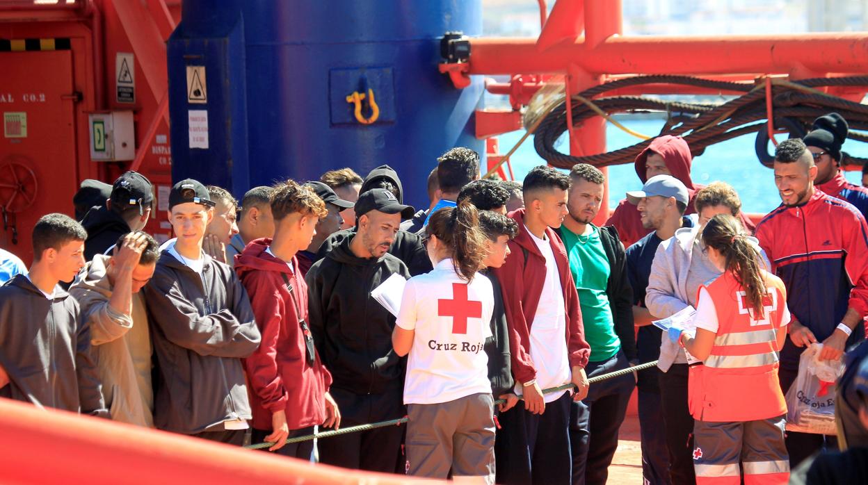 Miembros de Cruz Roja atendiendo a inmigrantes
