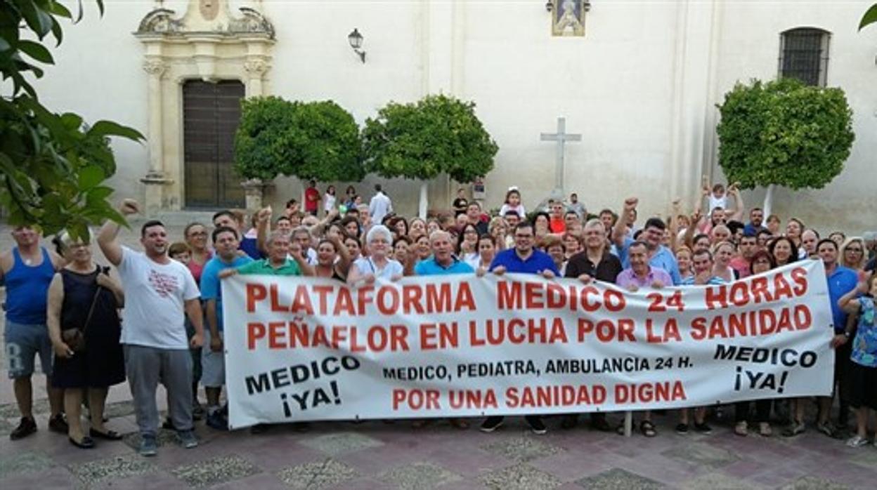 Encierro en Peñaflor para pedir un médico por la tarde y evitar ir hasta Córdoba para las urgencias