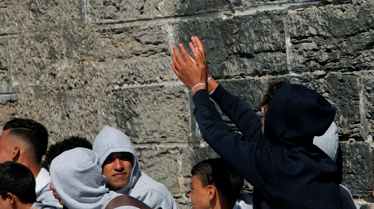 Menores inmigrantes, en el puerto de Tarifa.