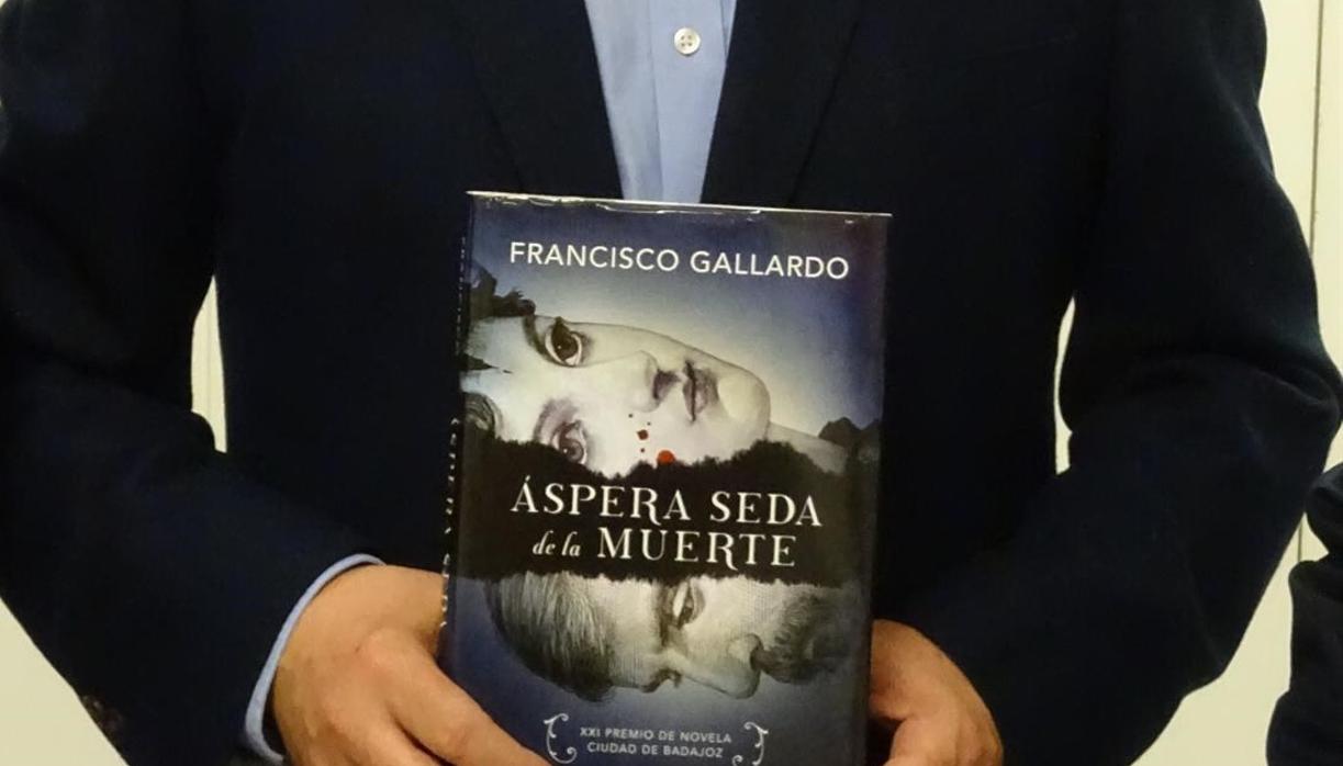 Francisco Gallardo presentará su novela &#039;Áspera seda de la muerte&#039; en el castillo de Chipiona