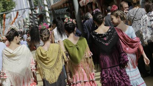 Jóvenes vestidas de flamencas en la feria