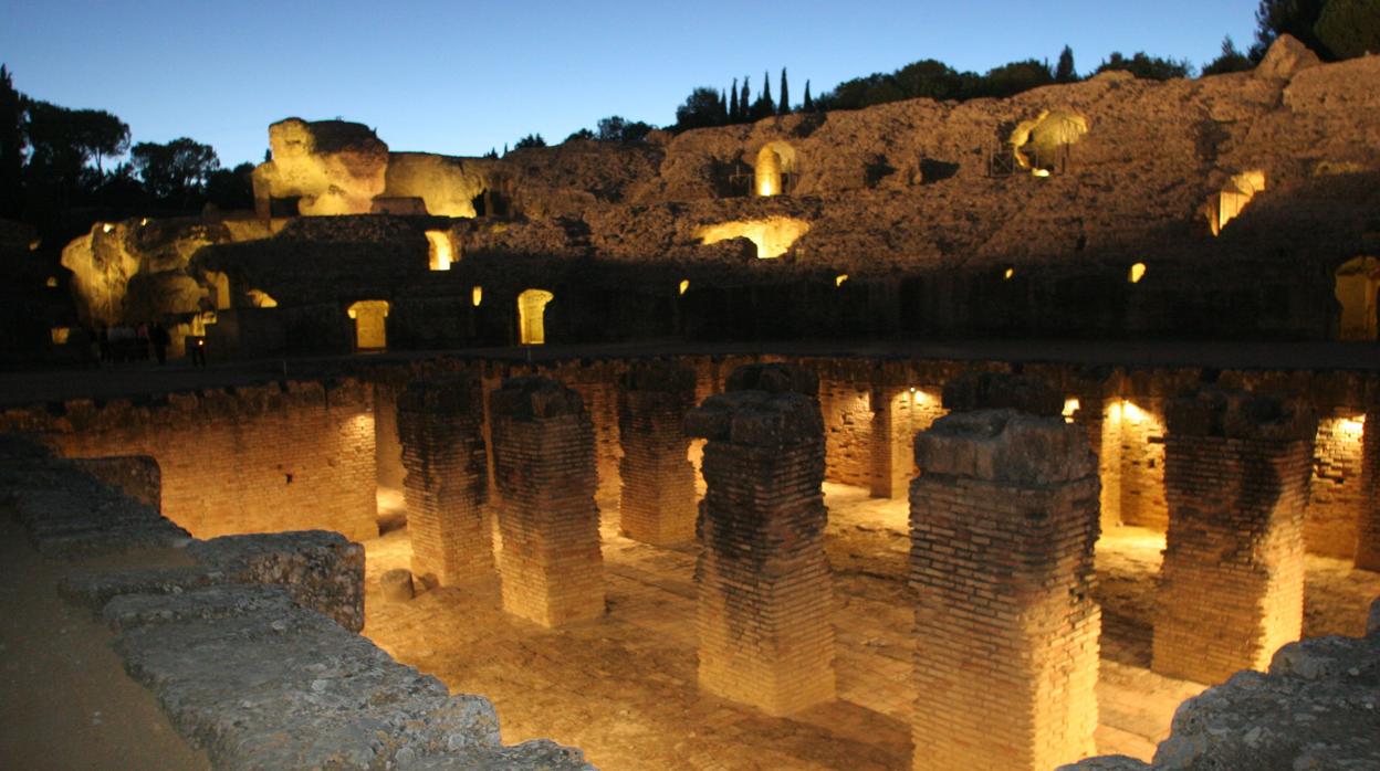 El Anfiteatro romano de Itálica iluminado por la noche, una de las joyas del conjunto arqueológico