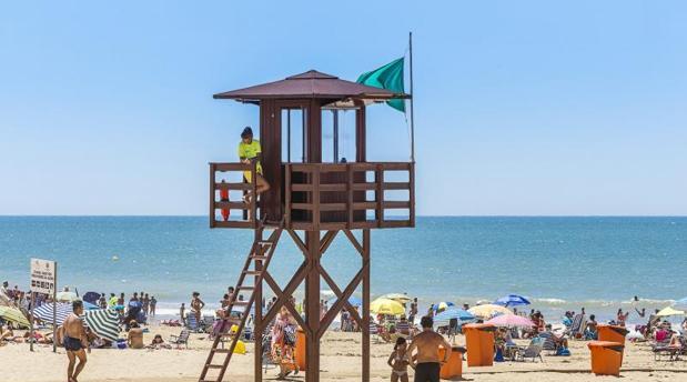 Agentes de la Policía Local evitan que se ahogue un hombre en la playa Victoria