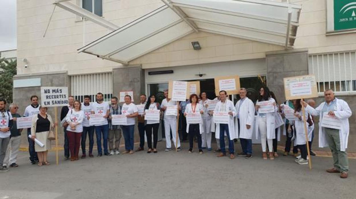 Los médicos del servicio de Urgencias del hospital de Osuna durante las manifestaciones