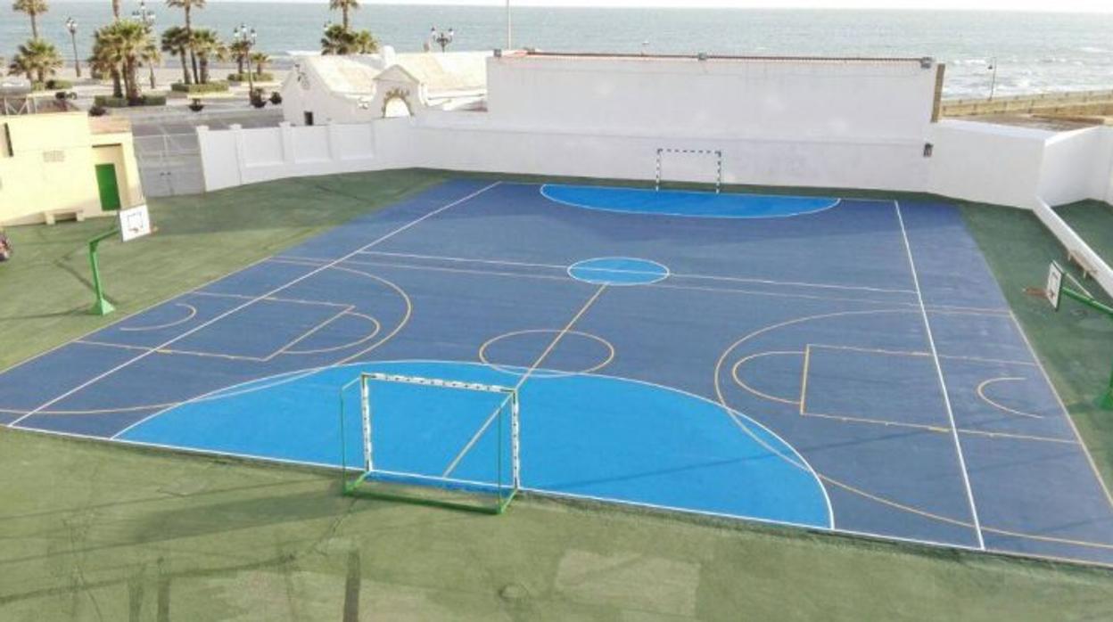 Las recién estrenadas pistas deportivas del colegio Santa Teresa de Cádiz.