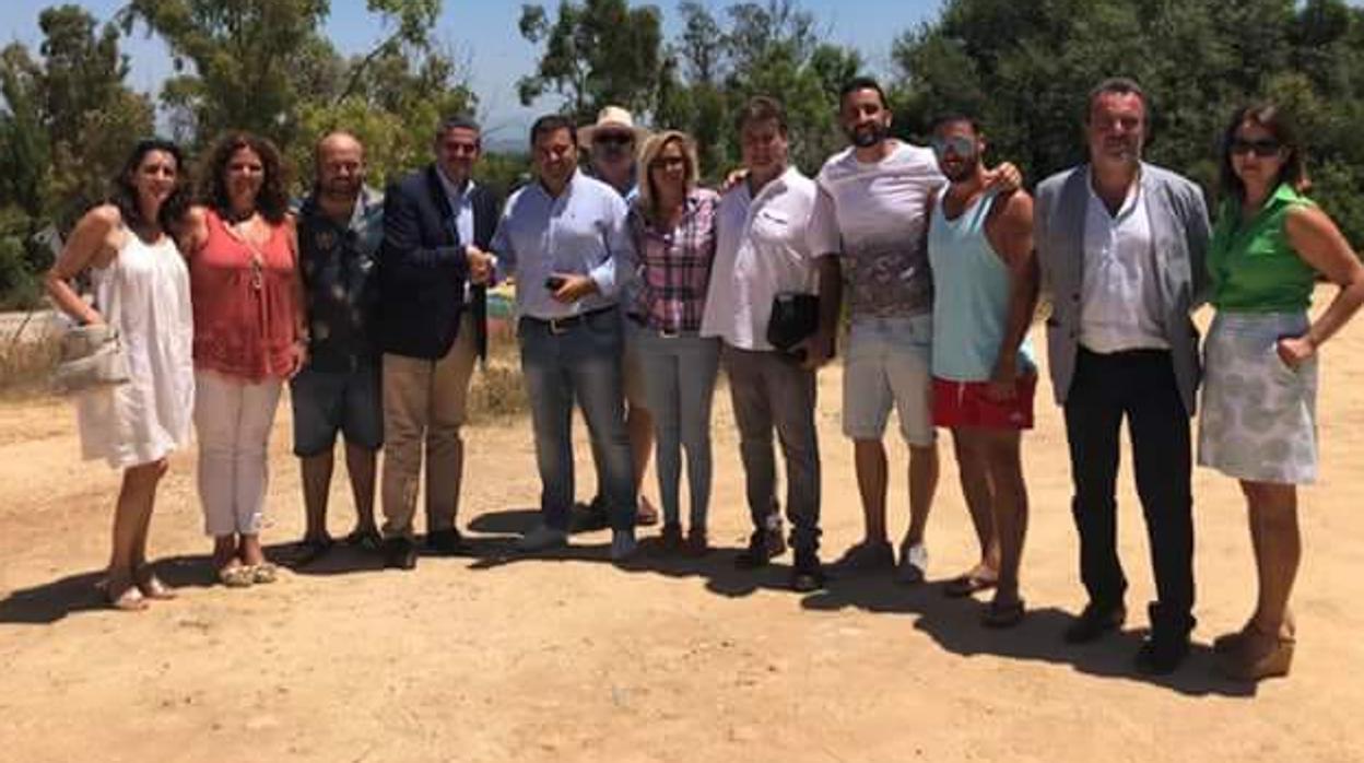 El alcalde de Vejer, José Ortiz, junto con el presidente de AECCA, José Antonio Medina y el resto de empresarios.