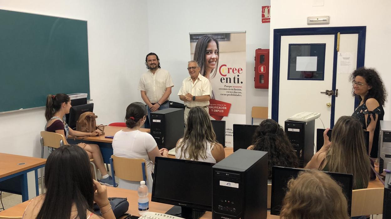 Miguel Urraca, secretario general de la Cámara y Manuel Fernando Macías, Alcalde de Medina Sidonia, en la inauguración del curso PICE en dicha localidad