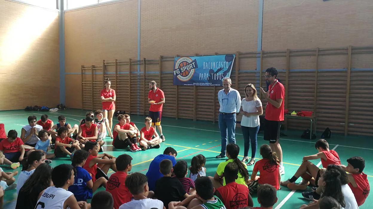 La alcaldesa de Alcalá, Ana Isabel Jiménez ha visitado uno de los campus deportivos de verano