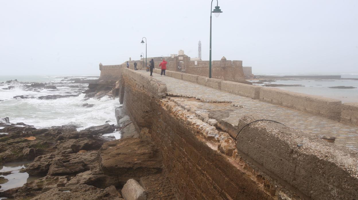 El acceso al castillo de San Sebastián quedó muy dañado por los temporales del pasado invierno