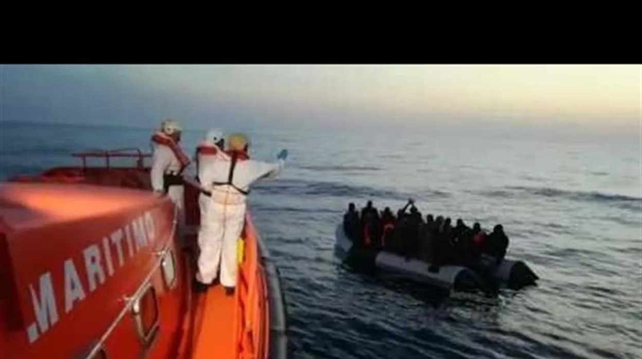 Una embarcación de Salvamento durante una operación de rescate