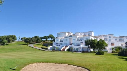 El Fairplay Golf &amp; Spa Resort tiene un aspecto de pueblo blanco
