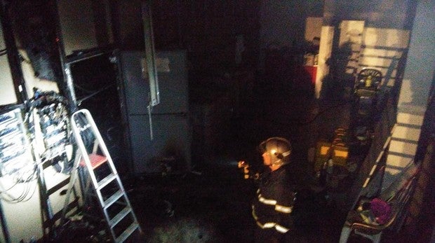 Extinguido un incendio en una nave de unos 500 metros cuadrados en un polígono industrial de Jerez