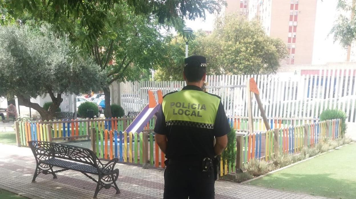 Un policía de Castilleja de la Cuesta junto al parque infantil donde fue detenido el exhibicionista