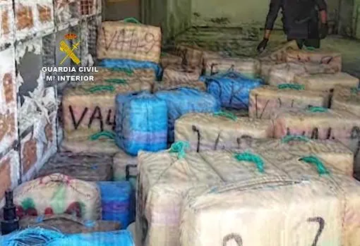 Intervenidas más de tres toneladas de hachís ocultas en un zulo en un garaje de La Línea